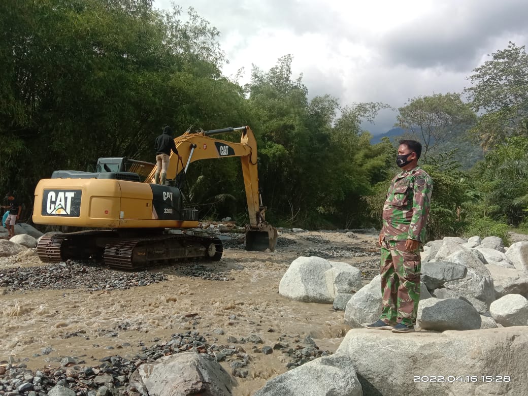 Warga dan TNI bahu membahu mengupayakan penanganan banjir Bandang, Aceh Tenggara